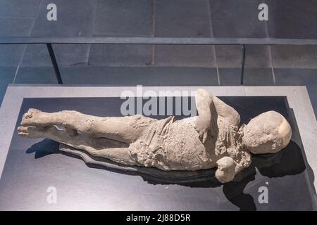 Pompeji, Italien - 28. April 2022. Gipsabgüsse von Pompeji-Opfern, im 'Garten der Flüchtlinge'. Pompeji war eine alte römische Stadt, die das Ziel war Stockfoto