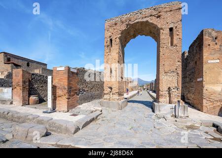 Pompeji, Italien; 24. April 2022 - Eine 2.000 Jahre alte gepflasterte Straße in der Stadt Pompeji, Italien Stockfoto