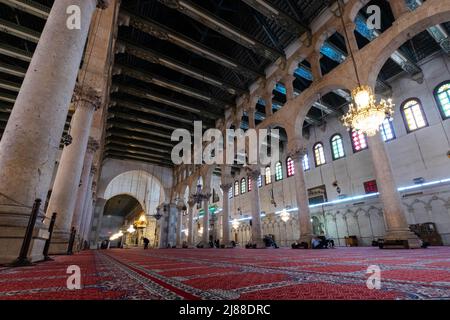 Damaskus, Syrien - Mai 2022: In der Umayyad-Moschee, auch bekannt als die große Moschee von Damaskus Stockfoto
