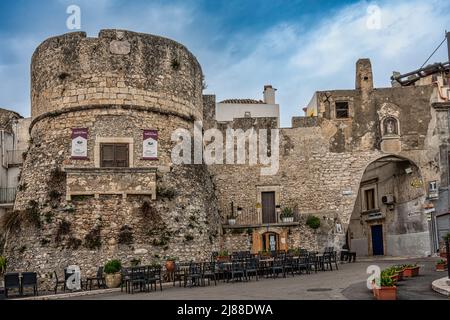 Der alte Torre del Ponte, der aus dem 16. Jahrhundert stammt, verteidigt das Tor zum alten Teil von Peschici. Peschici, Provinz Foggia, Apulien, Italien Stockfoto