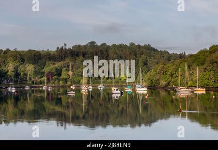 Crosshaven, Cork, Irland. 14.. Mai 2022. Ein ruhiger, friedlicher Morgen an der Owenabue-Mündung, an dem sich der Nebel am Drake's Pool außerhalb von Crosshaven, Co. Cork, Irland, zu zerstreuen beginnt. - Bild David Creedon Stockfoto