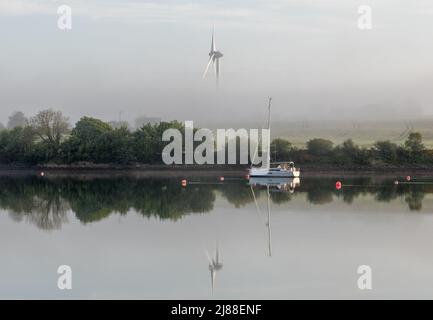 Crosshaven, Cork, Irland. 14.. Mai 2022. Ein ruhiger, friedlicher Morgen an der Owenabue-Mündung, an dem sich der Nebel am Drake's Pool außerhalb von Crosshaven, Co. Cork, Irland, zu zerstreuen beginnt. - Credit; David Creedon / Alamy Live News Stockfoto