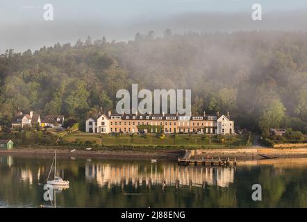 Crosshaven, Cork, Irland. 14.. Mai 2022.der frühe Nebel beginnt sich zu zerstreuen, als die ersten Sonnenstrahlen auf den Häusern am Meer in Currabinny, Co. Cork, Irland, auftauchen. - Credit; David Creedon / Alamy Live News Stockfoto