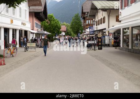 Garmisch Partenkirchen, Deutschland. 13.. Mai 2022. Fußgängerzone. Garmisch-Partenkirchen ist seit Monaten für das Treffen G7 am 13. Mai 2022 vorbereit. Das Treffen G7 findet vom 26. Bis 28 2022. Juni im Schloss Elmau bei Garmisch-Patenkirchen statt. (Foto: Alexander Pohl/Sipa USA) Quelle: SIPA USA/Alamy Live News Stockfoto