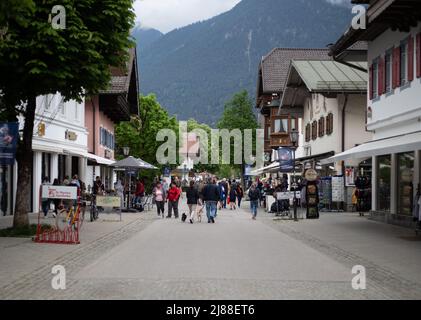 Garmisch Partenkirchen, Deutschland. 13.. Mai 2022. Fußgängerzone. Garmisch-Partenkirchen ist seit Monaten für das Treffen G7 am 13. Mai 2022 vorbereit. Das Treffen G7 findet vom 26. Bis 28 2022. Juni im Schloss Elmau bei Garmisch-Patenkirchen statt. (Foto: Alexander Pohl/Sipa USA) Quelle: SIPA USA/Alamy Live News Stockfoto