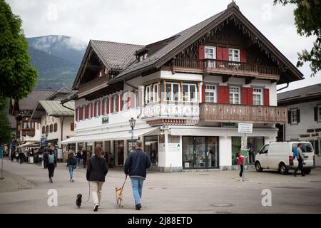 Garmisch Partenkirchen, Deutschland. 13.. Mai 2022. Fußgängerzone. Garmisch-Partenkirchen ist seit Monaten für das Treffen G7 am 13. Mai 2022 vorbereit. Das Treffen G7 findet vom 26. Bis 28 2022. Juni im Schloss Elmau bei Garmisch-Patenkirchen statt. (Foto: Alexander Pohl/Sipa USA) Quelle: SIPA USA/Alamy Live News Stockfoto