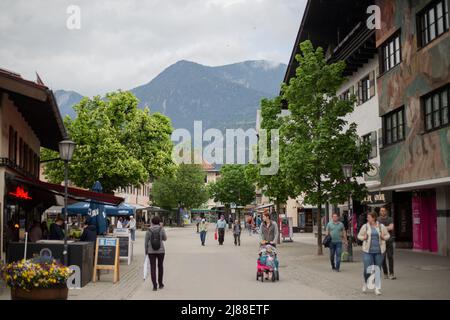 Garmisch Partenkirchen, Deutschland. 13.. Mai 2022. Fußgängerzone. Garmisch-Partenkirchen ist seit Monaten für das Treffen G7 am 13. Mai 2022 vorbereit. Das Treffen G7 findet vom 26. Bis 28 2022. Juni im Schloss Elmau bei Garmisch-Patenkirchen statt. (Foto: Alexander Pohl/Sipa USA) Quelle: SIPA USA/Alamy Live News Stockfoto