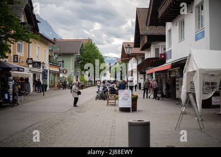 Garmisch Partenkirchen, Deutschland. 13.. Mai 2022. Fußgängerzone. Garmisch-Partenkirchen ist seit Monaten für das Treffen G7 am 13. Mai 2022 vorbereit. Das Treffen G7 findet vom 26. Bis 28 2022. Juni im Schloss Elmau bei Garmisch-Patenkirchen statt. (Foto: Alexander Pohl/Sipa USA) Quelle: SIPA USA/Alamy Live News Stockfoto