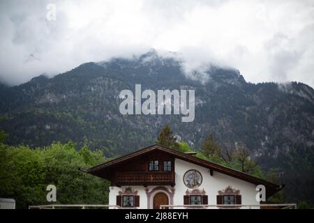 Garmisch Partenkirchen, Deutschland. 13.. Mai 2022. Garmisch-Partenkirchen ist seit Monaten für das Treffen G7 am 13. Mai 2022 vorbereit. Das Treffen G7 findet vom 26. Bis 28 2022. Juni im Schloss Elmau bei Garmisch-Patenkirchen statt. (Foto: Alexander Pohl/Sipa USA) Quelle: SIPA USA/Alamy Live News Stockfoto