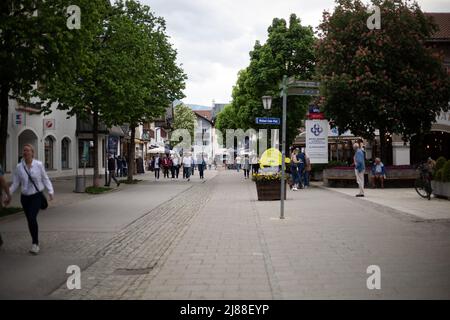 Garmisch Partenkirchen, Deutschland. 13.. Mai 2022. Fußgängerzone. Garmisch-Partenkirchen ist seit Monaten für das Treffen G7 am 13. Mai 2022 vorbereit. Das Treffen G7 findet vom 26. Bis 28 2022. Juni im Schloss Elmau bei Garmisch-Patenkirchen statt. (Foto: Alexander Pohl/Sipa USA) Quelle: SIPA USA/Alamy Live News Stockfoto