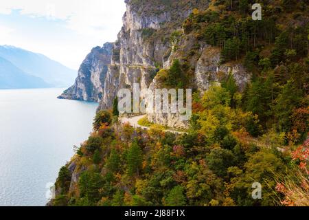 Panoramablick auf den Gardasee. Alte Ponalestraße, im Herbst, Gardasee Nord, Trentino, Trentino-Südtirol, Italien. Stockfoto