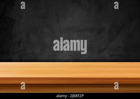 Holztisch und schwarzer Wandhintergrund.Hintergrund des leeren Raumes, Betonwand, Holzboden. Stockfoto