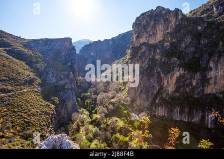 Wanderweg Los Cahorros de Monachil im Frühling. Blick auf das bergige Gelände rund um Monachil, Sierra Nevada Nationalpark, Andalusien, Spanien Stockfoto