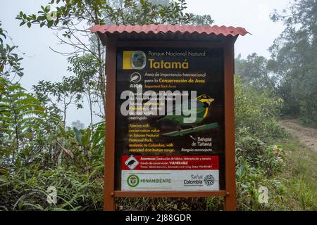 Bunt bemalte Schildertafel im Tatama National Park. Kolumbien, Südamerika. Stockfoto