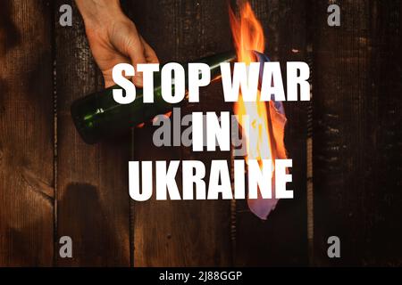 Molotow-Cocktail in den Händen eines Mädchens, Kriegsrecht in der Ukraine, ein Mädchen bereitet sich vor, ihr Haus zu verteidigen, brennbare Mischung in Flaschen mit einem Lappen, s Stockfoto