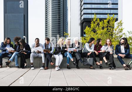 Panoramablick auf Geschäftsleute, die sich vor dem Büro einfinden Stockfoto