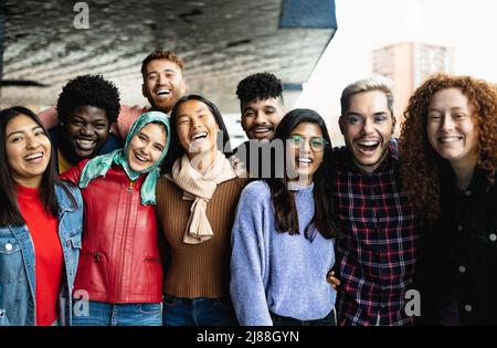 Junge, multiethnische Freunde, die gemeinsam Spaß in der Stadt haben - Freundschafts- und Diversitätskonzept Stockfoto