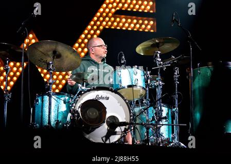 Redondo Beach, Kalifornien, USA. 13.. Mai 2022. Die Band Weezer am Bühnentag 1 des BEACHLIFE Festivals . Kredit: Ken Howard - Alamy Stockfoto