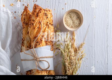 Hausgemachte Brotstäbchen mit Körnern und Sesam. Hausgemachte Grissini im Backhaus. Stockfoto