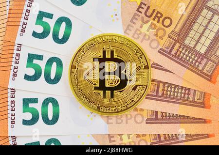Bitcoin und Euro Notes, Close Up Stockfoto