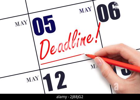 5. Tage im Mai. Handzeichnung rote Linie und Schreiben des Textes Frist am Kalenderdatum 5. Mai. Deadline Wort geschrieben im Kalender Frühlingsmonat, Tag der Stockfoto