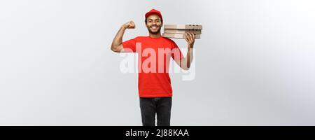 Lieferkonzept - Porträt eines starken afroamerikanischen Lieferers, der seine Muskeln mit Pizzakartons zeigt. Isoliert auf grauem Studiohintergrund Stockfoto