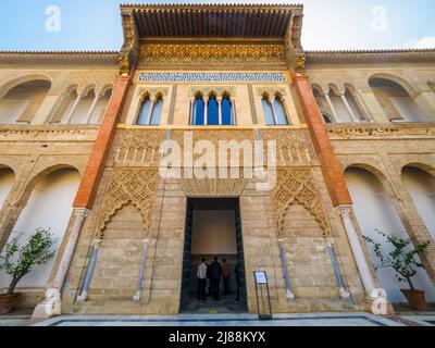 Fassade des Palacio del Rey Don Pedro (Palast von König Don Pedro) - Real Alcazar - Sevilla, Spanien Stockfoto