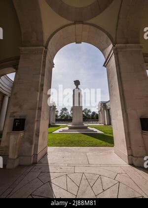 Dies ist das 1. Weltkrieg-Denkmal in der französischen Stadt Arras mit der Gedenksäule für Soldaten der Royal Flying Corp [RAF], die im Konflikt getötet wurden Stockfoto