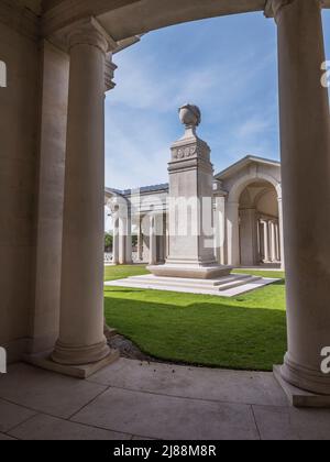 Dies ist das 1. Weltkrieg-Denkmal in der französischen Stadt Arras mit der Gedenksäule für Soldaten der Royal Flying Corp [RAF], die im Konflikt getötet wurden Stockfoto