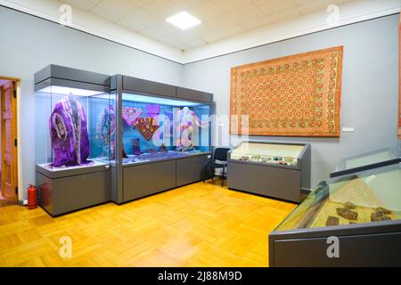 Eine Präsentation von ikat Stoff für einen traditionellen Kaftan, Robe. Im Museum für angewandte Kunst in Taschkent, Usbekistan. Stockfoto