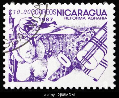 NICARAGUA - UM 1986: Eine in Nicaragua gedruckte Marke zeigt Baumwolle, Agrarreform, um 1986 Stockfoto