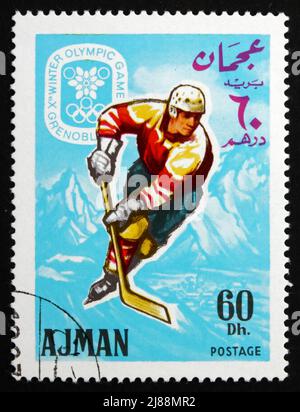 AJMAN - UM 1967: Eine im Ajman gedruckte Marke zeigt Eishockey, Olympische Winterspiele 68, Grenoble, um 1967 Stockfoto