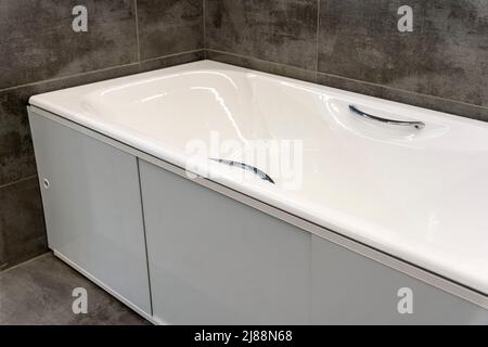 Neue Badewanne im Badezimmer mit Keramik-Finish installiert Stockfoto