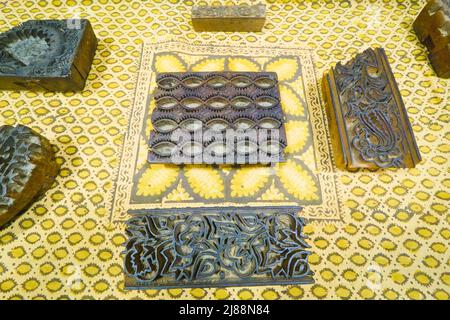 Metall-, Stahl-Holzschnitt-Stempel mit verschiedenen Designs für Stoff-, Textil-Arbeiten. Im Museum für angewandte Kunst in Taschkent, Usbekistan. Stockfoto