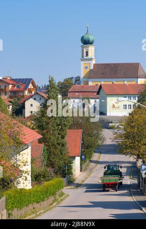 Michelsneukirchen, eine kleine Stadt im Bayerischen Wald im Sommer. Ein Bauer mit einem Traktor, der durch das Dorf fährt. Bezirk Cham, Upper Stockfoto