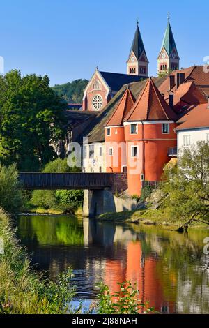 Der farbenfrohe, berühmte Biertor mit der Brücke über den Regen in Cham, einer Stadt in der Oberpfalz, Bayern, Deutschland. Eine Kirche im Hintergrund. Stockfoto