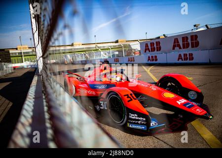 Berlin, Deutschland. 14.. Mai 2022. 30 ROWLAND Oliver (gbr), Mahindra Racing, Mahindra M7Electro, Aktion während des Berlin ePrix 2022, 5. Treffen der ABB FIA Formel E Weltmeisterschaft 2021-22, auf dem Stadtkurs des Flughafens Tempelhof vom 13. Bis 15. Mai in Berlin - Foto: Joao Filipe/DPPI/LiveMedia Quelle: Independent Photo Agency/Alamy Live News Stockfoto