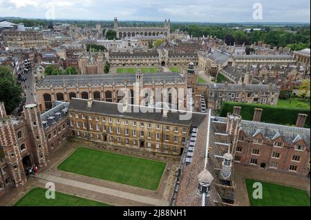 Das Foto der Akte vom 29/05/14 zeigt eine Gesamtansicht der Gebäude der Cambridge University, (von vorne nach hinten) des Grand Courtyard of St John's College, des Trinity College, des Senats und der alten Schulen, des Gonville & Caius College und der King's College Chapel. Bildungsminister Nadhim Zahawi hat sich gegen die Idee gedrängt, dass Elite-Universitäten wie Oxford und Cambridge das System "kippen" sollten, um mehr Schüler von staatlichen Schulen aufzunehmen. Ausgabedatum: Samstag, 14. Mai 2022. Stockfoto