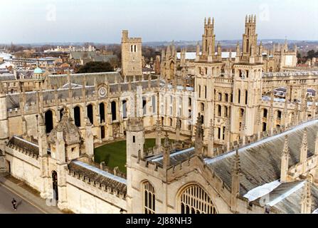 Das Foto der Akte vom 06/03/01 zeigt eine Gesamtansicht des All Souls' College von der Church of St Mary the Virgin, Oxford University. Im Hintergrund rechts befindet sich das New College. Auf der linken Seite befindet sich das alte Viereck des Hertford College. Bildungsminister Nadhim Zahawi hat sich gegen die Idee gedrängt, dass Elite-Universitäten wie Oxford und Cambridge das System "kippen" sollten, um mehr Schüler von staatlichen Schulen aufzunehmen. Ausgabedatum: Samstag, 14. Mai 2022. Stockfoto