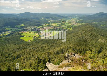 Blick vom Osser-Berg auf Lam, eine kleine Stadt im Bayerischen Wald. Lamer Winkel, Kreis Cham, Oberpfalz, Bayern, Deutschland. Stockfoto