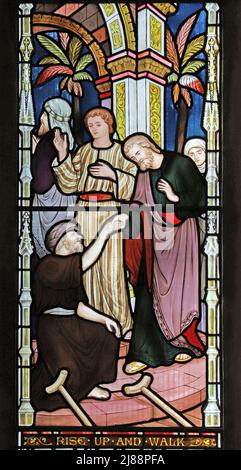 Ein Buntglasfenster von Frederick Preedy c1873-6 mit der Darstellung von Jesus, der einen lahmen Mann heilt, All Saints Church, Evesham, Worcestershire Stockfoto