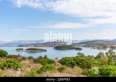 Ksamil, Albanien - 9. September 2021: Panoramablick auf Ksamil, albanische Riviera. Die Ksamil-Inseln liegen in der Nähe der Saranda. Wunderschöne Reiseziele. Stockfoto