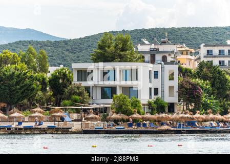 Ksamil, Albanien - 9. September 2021: Blick auf das Manta Resort und andere Hotels in Ksamil, Albanien. Wunderschöne Reiseziele. Reisekonzept im Hintergrund Stockfoto