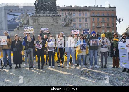 Protest der Ukrainer auf dem Mailänder Duomo Platz gegen den Krieg und gegen den russischen Führer Putin Stockfoto