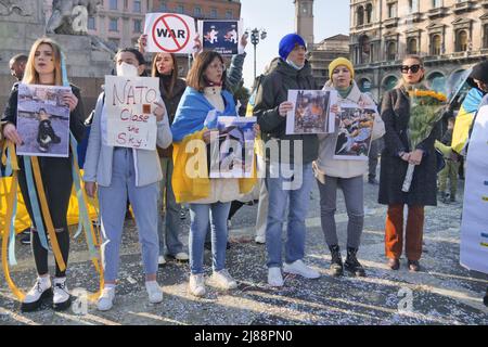 Protest der Ukrainer auf dem Mailänder Duomo Platz gegen den Krieg und gegen den russischen Führer Putin Stockfoto