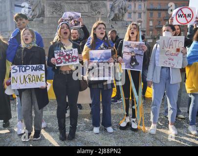 Protest der Ukrainer auf dem Mailänder Duomo Platz gegen den Krieg und gegen den russischen Führer Putin Stockfoto