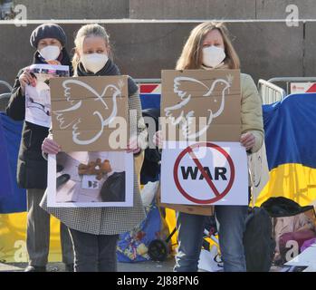 Protest der Ukrainer auf dem Mailänder Duomo Platz gegen den Krieg und gegen den russischen Führer Putin Stockfoto