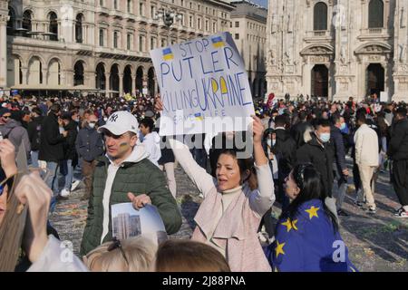 Protest der Ukrainer auf dem Mailänder Duomo Platz gegen den Krieg und gegen den russischen Führer Putin Stockfoto