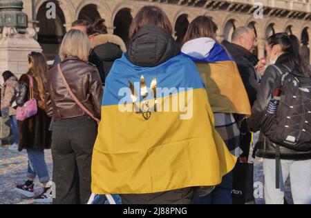 Protest der Ukrainer auf dem Mailänder Duomo Platz gegen den Krieg und gegen den russischen Führer Putin Stockfoto