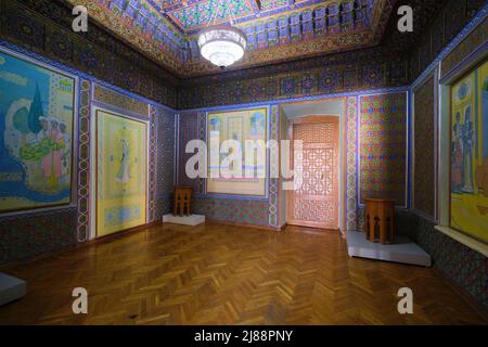 Ein Zimmer mit reich bemalten Wandgemälden aus der Seidenstraße-Zeit in einem traditionellen Handelshaus aus dem 19.. Jahrhundert. Im Museum für angewandte Kunst in Taschkent, Usbekistan. Stockfoto